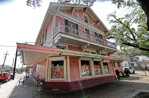 Mandinas new orleans - Mandina's is a historic eatery that offers classic New Orleans cuisine and Italian specialties. View the menu and see pictures of the pink house that has been a favorite for more than eight decades.
